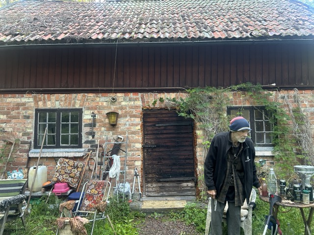 Olof framför den gamla tegelladan på sin barndomsgård